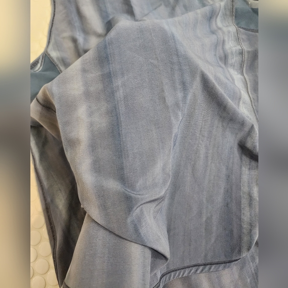 LULULEMON tank 🍋🍋 - Picture 2 of 5